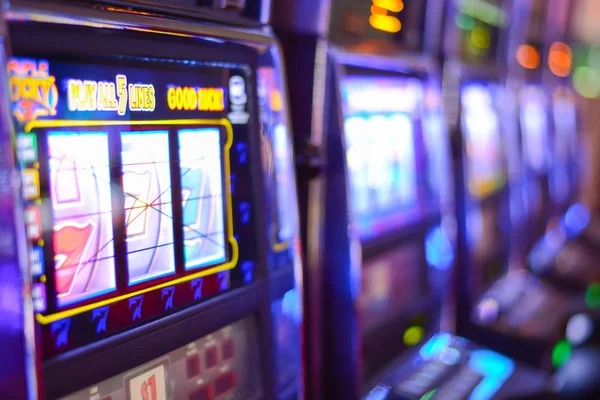 Auto Roulette wheel spinning on pubtogel apk with betting interface visible