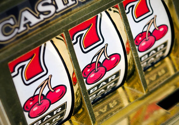 Auto Roulette wheel and payout display during spin